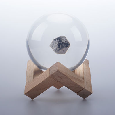 Harzhandwerk Meteorit Geschenk Weltraumkugel Geschenk 80mm klare Kristallkugel