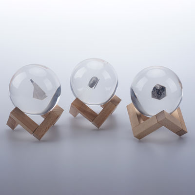 Harzhandwerk Meteorit Geschenk Weltraumkugel Geschenk 80mm klare Kristallkugel